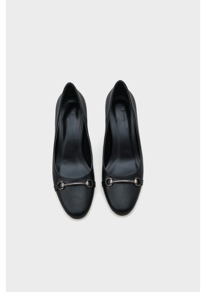 Yuvarlak Burunlu Orta Topuklu Metal Aksesuarlı Kadın Ayakkabı