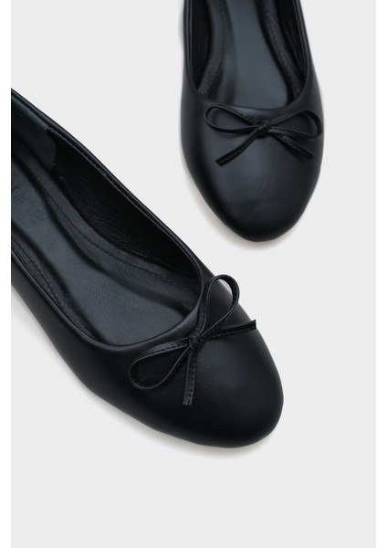 Deri Fiyonklu Yuvarlak Burunlu Kadın Babet