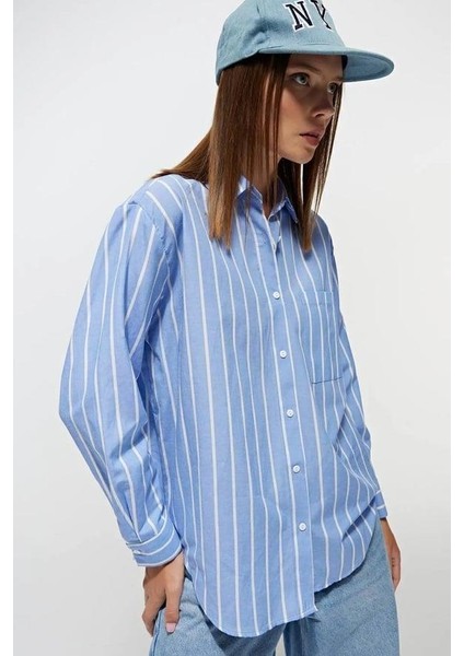 4367 Kadın Çizgili Oversize Gömlek Mavi modelleri