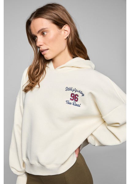 Luxe Kadın Renk Nakışlı ve Arkası Baskı Detaylı Kapüşonlu Ekru Sweatshirt fırsatları