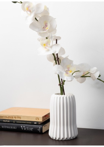 Dekoratif Çizgili Vazo – Modern Seramik Görünümlü Ev ve Ofis Dekoru