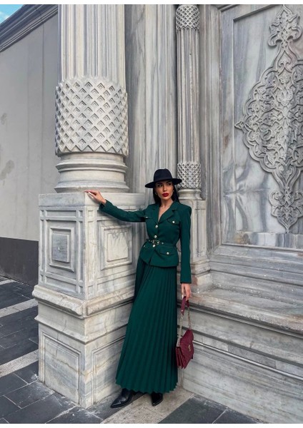 Yeşil Kemerli Blazer Ceket ve Piliseli Etek Takım modelleri