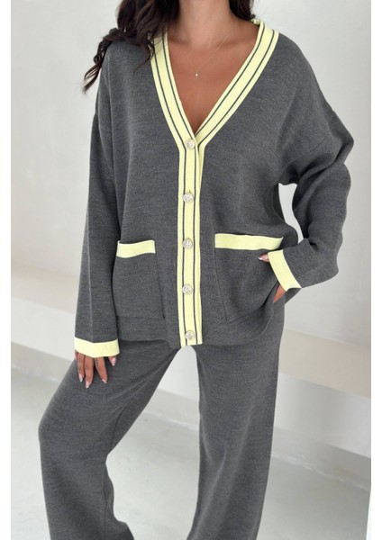 Triko Ikili Takım - V Yaka Metal Düğme Detaylı Hırka ve Pantolonlu Takım Şık Tasarım 002 fiyatları