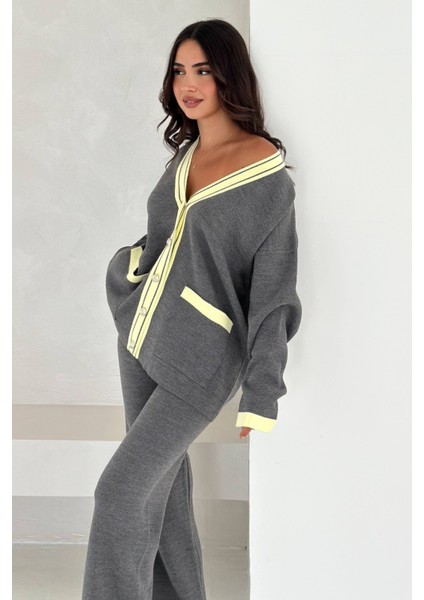 Triko Ikili Takım - V Yaka Metal Düğme Detaylı Hırka ve Pantolonlu Takım Şık Tasarım 002 fırsatları