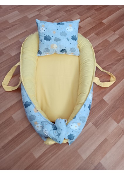 Düz Sarı Mavi Bulutlu Bebek Yatağı fırsatları