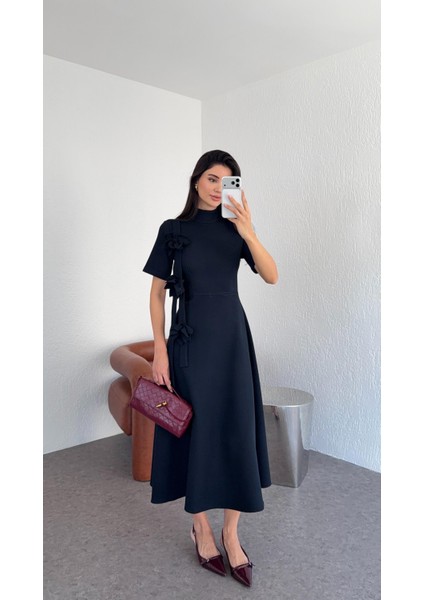 Çiçek Broşlu Lacivert Elbise