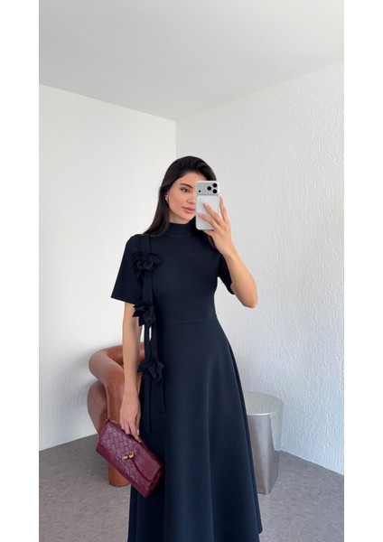 Çiçek Broşlu Lacivert Elbise modelleri