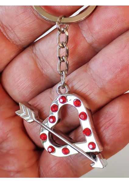 Kırmızı Taşlı Ok ve Kalp Şeklinde Metal Anahtarlık
