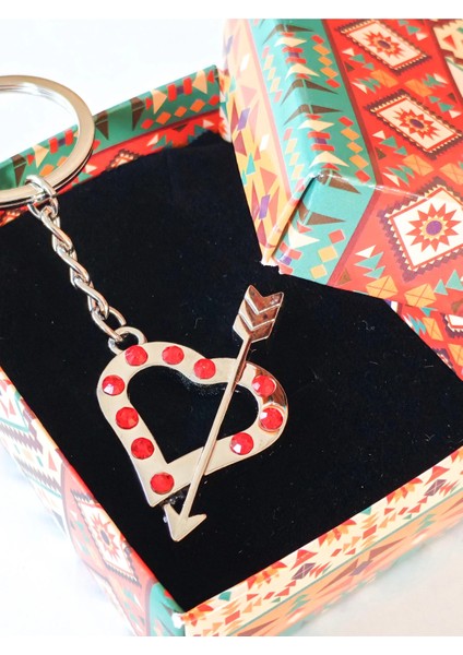 Kırmızı Taşlı Ok ve Kalp Şeklinde Metal Anahtarlık