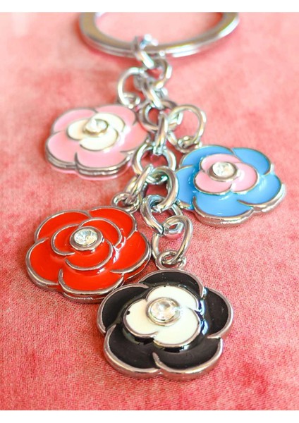 Renkli Güllerden Oluşan Metal Anahtarlık