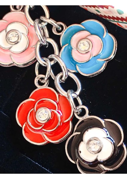 Renkli Güllerden Oluşan Metal Anahtarlık