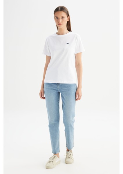 %100 Pamuk Regular Fit Normal Kesim Bisiklet Yaka Patch Logo Beyaz Tişört fiyatları