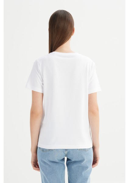 %100 Pamuk Regular Fit Normal Kesim Bisiklet Yaka Patch Logo Beyaz Tişört indirimleri