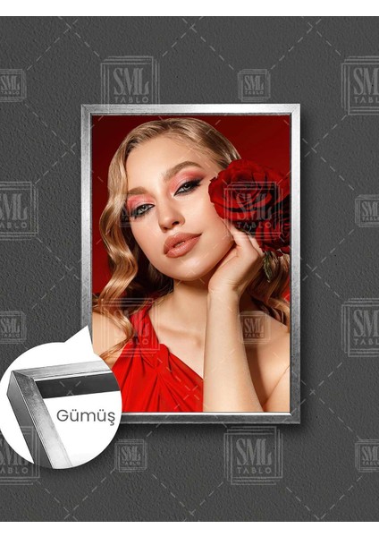 Kırmızı Gül Tutan Makyajlı Sarı Saçlı Kadın Güzellik Merkezi Çerçeveli Dikey Kanvas Tablo
