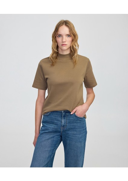 Rahat Kesim Dik Yaka Tişört IW6250070126014