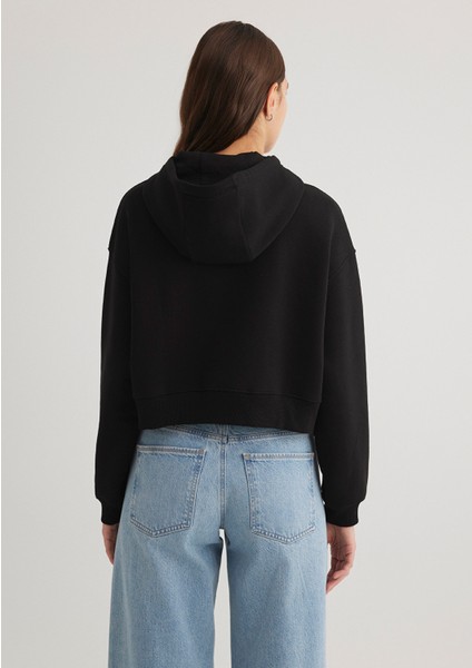 Mavi Patch Logo Kapüşonlu Siyah Crop Sweatshirt 1S10305-900