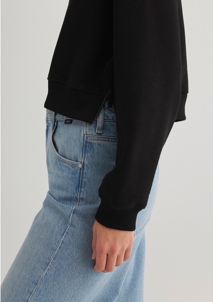 Mavi Patch Logo Kapüşonlu Siyah Crop Sweatshirt 1S10305-900