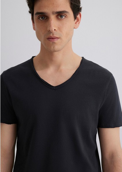 Dikiş Detaylı V Yaka Siyah Tişört 062773-26341