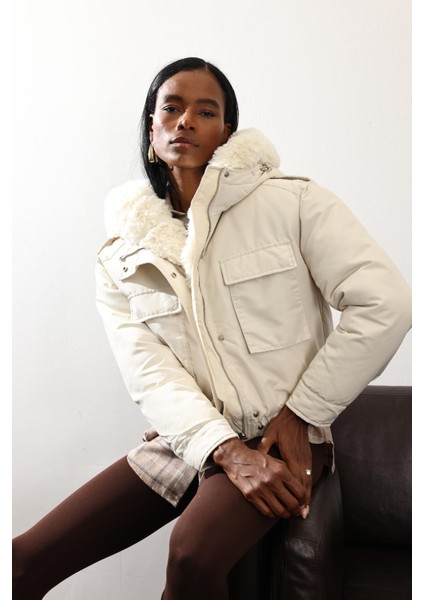 Ekru Kapüşonu Kürklü Mont D99613