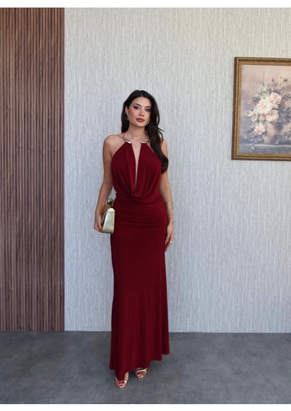 Aksesuar Detay Dekolteli Uzun Elbise
