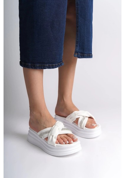 Clara Düz Topuklu Kurdele Desenli Taşlı Kalın ve Ortopedik Taban Kadın Terlik Bt - Beyaz