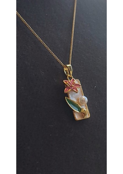 Mineli Inci Detaylı Zarif Gold Kolye – Pembe Çiçek ve Yaprak Tasarımı