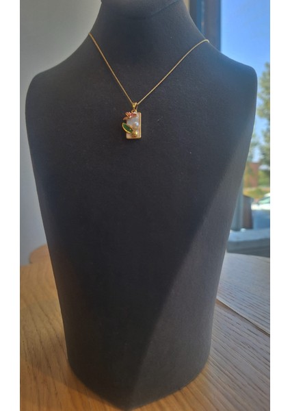 Mineli Inci Detaylı Zarif Gold Kolye – Pembe Çiçek ve Yaprak Tasarımı modelleri