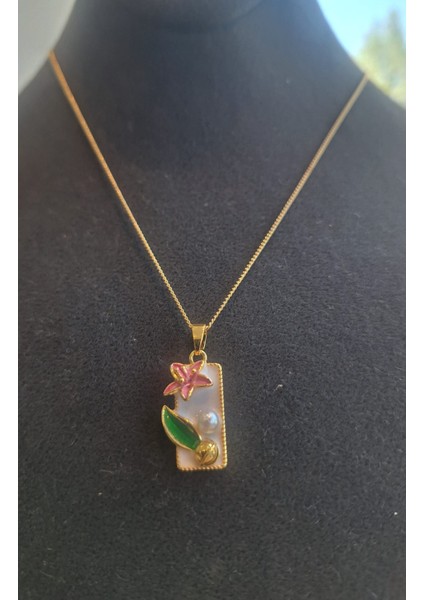 Mineli Inci Detaylı Zarif Gold Kolye – Pembe Çiçek ve Yaprak Tasarımı