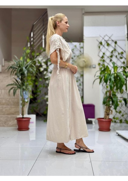 PT242500 Beli Lastikli Yaka Omuz Püsküllü Derin Yırtmaçlı Coton Elbise Bej fırsatları