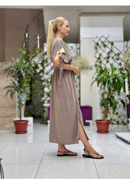 PT242500 Beli Lastikli Yaka Omuz Püsküllü Derin Yırtmaçlı Coton Elbise Vizon fırsatları