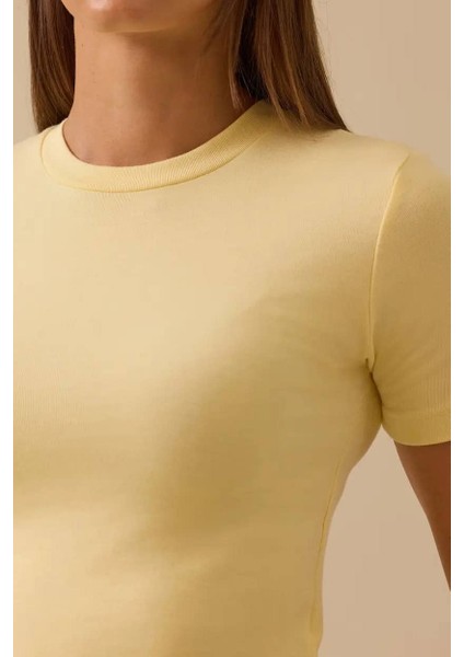 Kadın Yuvarlak Yaka Kısa Kollu Basic T-Shirt - Sarı fırsatları