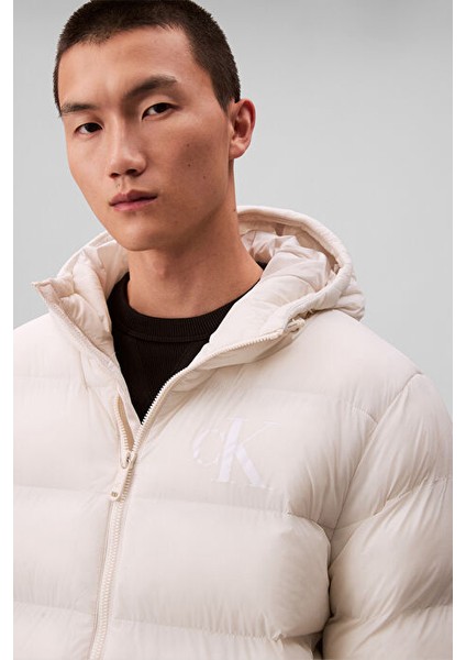 Erkek Normal Kalıp Dik Yaka Monogram Aplikeli Şişme Mont - Ekru indirimleri