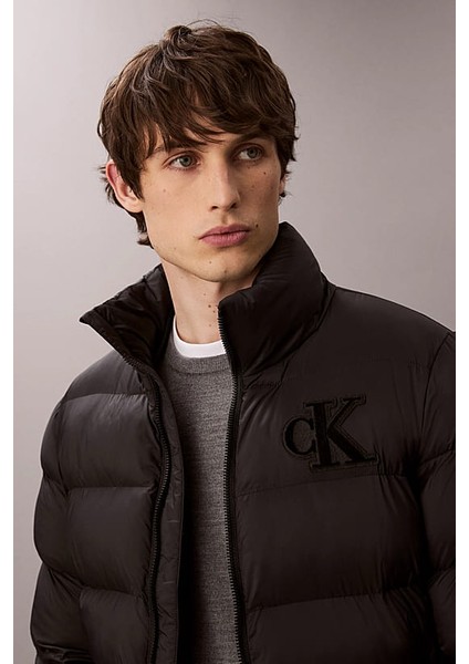 Erkek Normal Kalıp Dik Yaka Monogram Aplikeli Şişme Mont - Siyah indirimleri