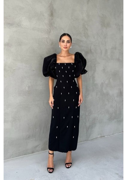 Siyah Işlemeli Kolu Garnili Elbise