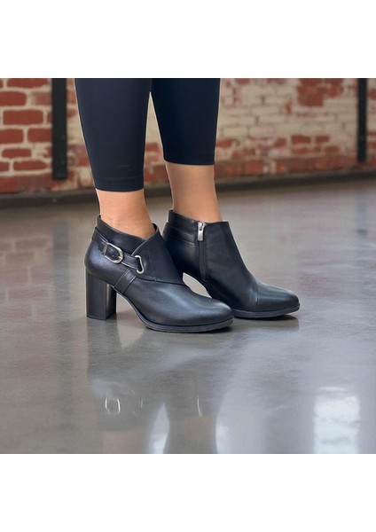Siyah Deri Çapraz Tokalı Içten Fermuarlı Kadın Kalın Topuklu Kısa Bot