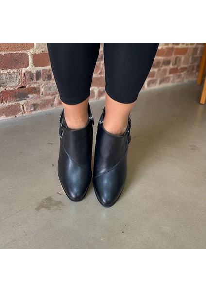 Siyah Deri Çapraz Tokalı Içten Fermuarlı Kadın Kalın Topuklu Kısa Bot fırsatları