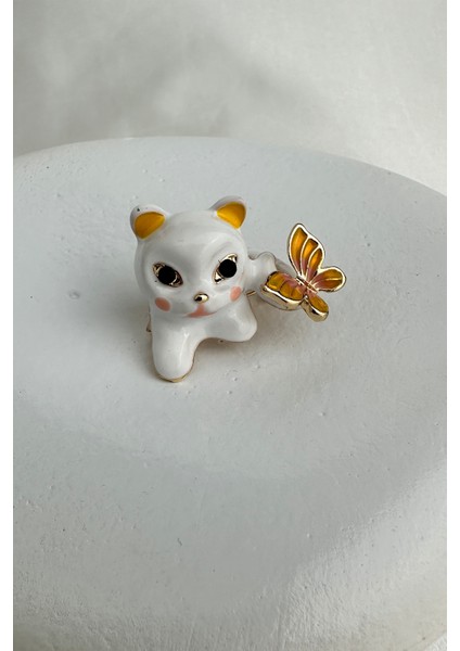 Beyaz Mineli Kelebek Tutan Sevimli Kedi Broş (3cm)