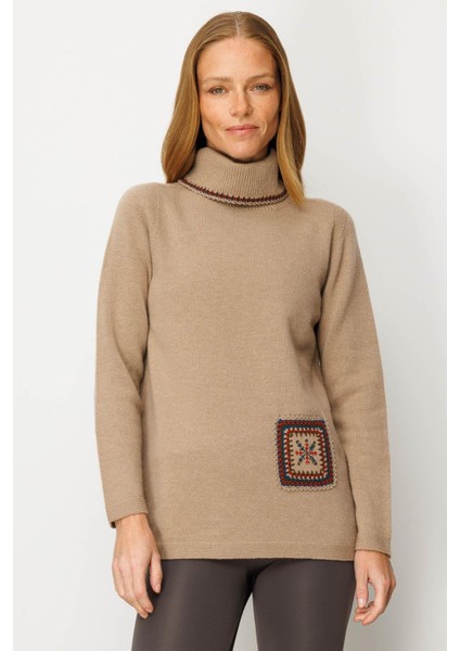Kadın Degaje Yaka Cebi ve Yakası Tığlamalı Yün Kazak Bej
