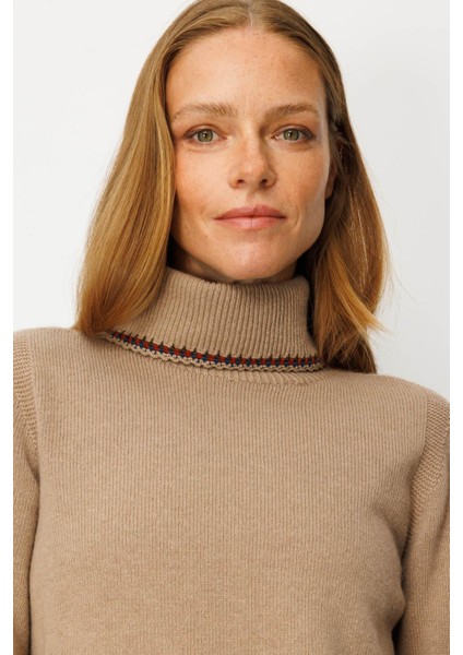 Kadın Degaje Yaka Cebi ve Yakası Tığlamalı Yün Kazak Bej fiyatları