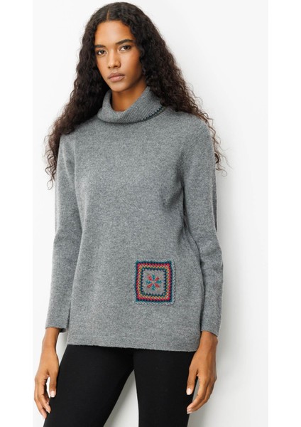 Kadın Degaje Yaka Cebi ve Yakası Tığlamalı Yün Kazak Füme