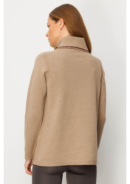 Kadın Degaje Yaka Cebi ve Yakası Tığlamalı Yün Kazak Bej modelleri