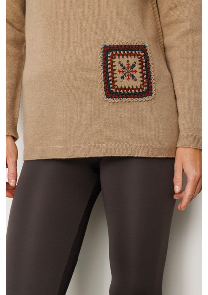 Kadın Degaje Yaka Cebi ve Yakası Tığlamalı Yün Kazak Bej fırsatları