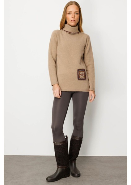 Kadın Degaje Yaka Cebi ve Yakası Tığlamalı Yün Kazak Bej indirimleri