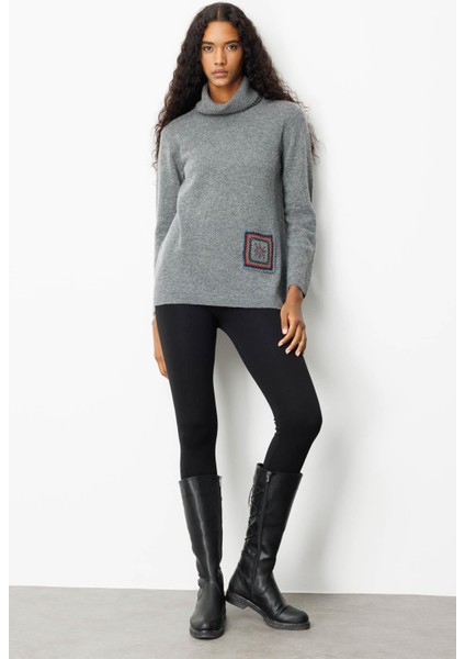 Kadın Degaje Yaka Cebi ve Yakası Tığlamalı Yün Kazak Füme fiyatları