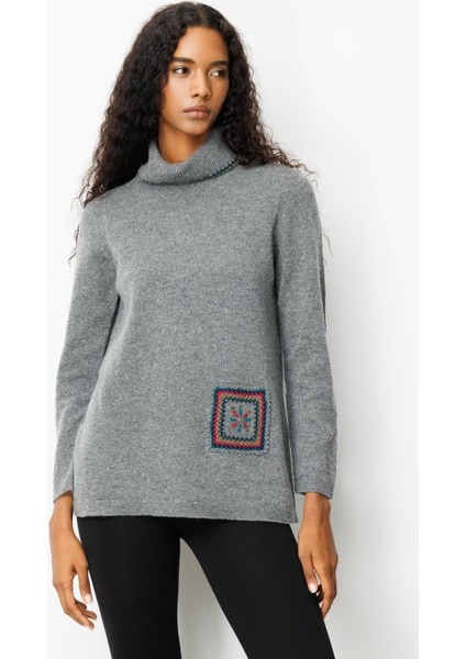 Kadın Degaje Yaka Cebi ve Yakası Tığlamalı Yün Kazak Füme modelleri