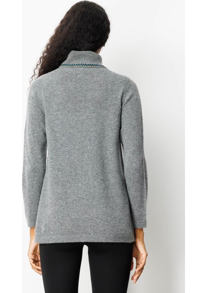 Kadın Degaje Yaka Cebi ve Yakası Tığlamalı Yün Kazak Füme fırsatları