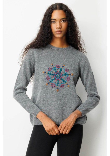 Kadın Sıfır Yaka Kartanesi Işlemeli Yün Kazak Füme