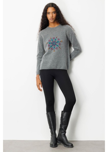 Kadın Sıfır Yaka Kartanesi Işlemeli Yün Kazak Füme fiyatları