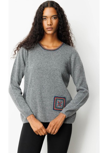 Kadın Sıfır Yaka Cebi ve Yakası Tığlamalı Yün Kazak Füme