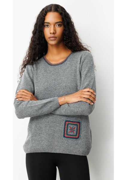 Kadın Sıfır Yaka Cebi ve Yakası Tığlamalı Yün Kazak Füme fiyatları